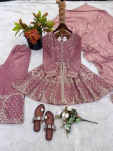 ชุดสูทปาลาซโซ่ผ้าไหมปักลายเฟนดี้ใหม่ พร้อมผ้าคลุมไหล่ ชุดสูทปาลาซโซ่และผ้าคลุมไหล่ - Product Image 6