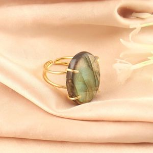 Bague artisanale ovale large en grappe de labradorite, en laiton plaqué argent 925, style vintage, double tige - Product Image 3