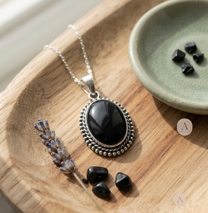 Pendentif Chrétien en Onyx Noir et Argent, Style Vintage, Bijou Ovale avec Pierre Précieuse et Bordure Perlée, pour Femme - Product Image 2