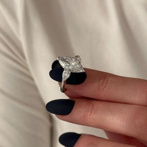 Bague à trois pierres en diamant de laboratoire en forme de poire, or blanc 18 carats, certification IGI, clarté VVS, 3 carats au total, pour mariage et fiançailles - Product Image 5