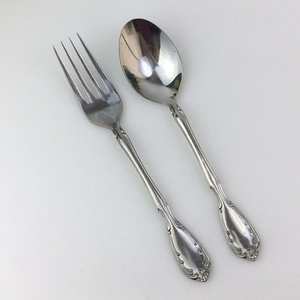 Cuchara y tenedor de metal de calidad hotelera para servir ensaladas, para presentaciones en restaurantes y hoteles de alta gama. - Product Image 1