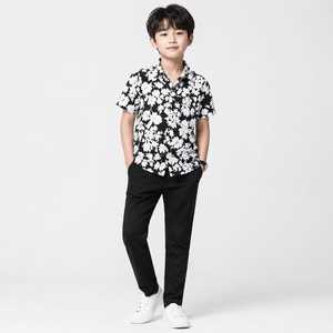 เสื้อเชิ้ตเด็กผู้ชายแขนสั้นลายดอกไม้ขาวดำติดกระดุม พร้อมกางเกงขายาวสีดำ - Product Image 1