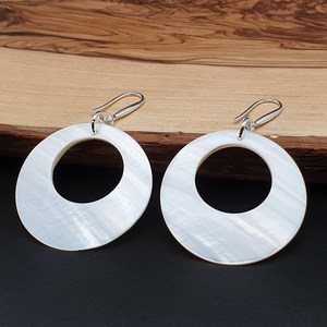 Boucles d'oreilles ovales en nacre polie, bijoux artisanaux naturels, objets d'art de collection, pour fêtes et mariages - Product Image 5