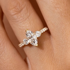 Anillo de compromiso con tres piedras de corte marquesa de 1.40 quilates, con piedras laterales redondas y banda pavé en oro amarillo de 14 quilates. - Product Image 3