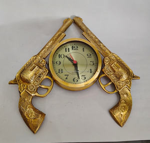 Reloj de Pared Decorativo de Latón Antiguo con Diseño de Pistola Vintage y Detalles Florales en Relieve, Regalo Único para Coleccionistas de Armas - Product Image 2