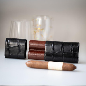 Estuche de puros de cuero de lujo hecho a mano con cortador integrado y diseño apto para viajes a un precio asequible. - Product Image 1