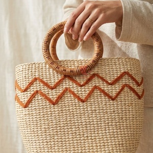 Sac fourre-tout en paille tissée à motif zigzag avec poignées rondes en bois, couleur beige, style décontracté pour les voyages et l'usage quotidien - Product Image 4