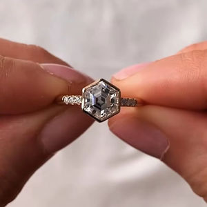 Bague unique en diamant hexagonal de 2,02 carats, cultivé en laboratoire, scintillant, pour femmes, élégante, en or massif 14 carats, bijou de fiançailles, cadeau pour les amoureux - Product Image 1