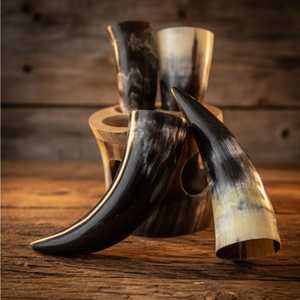 Ensemble de verres à shot en corne de bœuf polie, faits à la main, style Viking, avec support en bois d'art populaire, tasses médiévales en corne naturelle, écologiques - Product Image 4