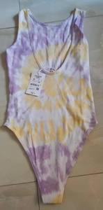 บอดี้สูทลำลองสำหรับผู้หญิง ผ้าฝ้าย 100% เป็นมิตรกับสิ่งแวดล้อม คอวี ผ้าริบเนื้อแน่น แขนกุด ดีไซน์สายเดี่ยว หลายสี ระบายอากาศได้ดี ซักได้ - Product Image 3