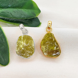 Colgante de Lapislázuli en Bruto con Engaste Tipo Collet, Hecho a Mano, Piedra de Nacimiento, Chapado en Oro, Amuleto de Cristal Curativo, 10-12mm - Product Image 2