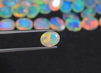 Ópalo Etíope Natural, Corte Oval Facetado de 9x7mm, Gema Pulida Opalescente para Joyería
