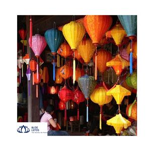 Lanternes en soie de Hoi An faites à la main, très demandées |   Lanterne pliable en bambou écologique et durable pour la décoration de la maison - Product Image 1