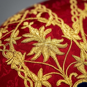 เสื้อคลุมสำหรับพิธีสวดสีแดงแบบดั้งเดิมปักลายด้วยด้ายทองแท่ง - Product Image 2