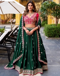 Lehenga Choli en soie semi-cousu pour femme KV, imprimé sérigraphié et brodé (vert) - Tenue traditionnelle de mariage d'automne - Product Image 3