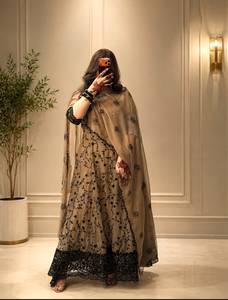 Robe Anarkali longue pour femme en rayonne brodée avec motif floral, coupe ample, tenue traditionnelle indienne et pakistanaise pour mariage - Product Image 4
