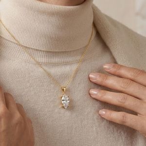 จี้เพชรทรงมาร์คีส์เคลือบทอง 14K เพชรเพาะเลี้ยงในห้องปฏิบัติการ สร้อยคอจี้เดี่ยวทันสมัย รับรองโดย IGI ของขวัญสำหรับงานแต่งงานและงานหมั้น - Product Image 6