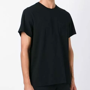เสื้อยืดคอกลมแขนสั้นสีดำสำหรับผู้ชาย สไตล์ลำลอง สีพื้น ผ้าถัก - Product Image 1