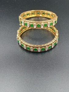 AMAIRA JEWELS Brazalete Chapado en Oro para Mujer con Piedra Verde Corte Esmeralda, Engaste de Canal, Clásico, de Moda, para Compromiso, con Doble Piedra - Product Image 6