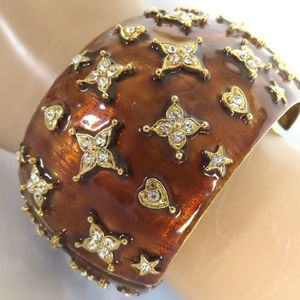 Bracelet en bois pentagramme rétro, design large et exagéré avec rivets, fait main, étanche, couleur naturelle, accessoire unisexe moderne - Product Image 5