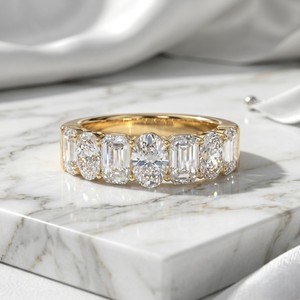 Bague à cinq pierres serties de griffes, émeraude ovale de 3,50 carats, forme mixte - Product Image 2