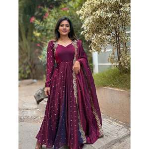 Robe de soirée décontractée de créateur avec Dupatta et look élégant en bas - Product Image 1
