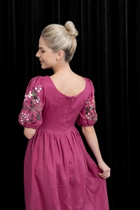 Robe midi en lin magenta artisanale, broderie florale, col carré élégant, manches bouffantes, robe midi décontractée pour femmes - Product Image 3