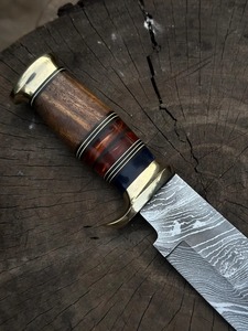 Cuchillo Bowie de Camping Personalizado OEM Hecho a Mano con Punta Clip de Acero de Damasco de 3mm, Mango de Madera+Resina+Latón, Funda de Cuero, 15 Pulgadas - Product Image 2