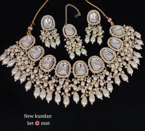 Ensemble de bijoux traditionnels Kundan en alliage de zinc doré pour femme, collier et boucles d'oreilles pendantes en perles blanches foncées, pour mariée et mariage - Product Image 5