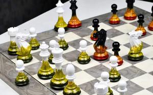 Pions d'échecs en bois Staunton de qualité supérieure, finition Flame Frost, 4.0 King Double Queens, au meilleur prix - Product Image 2