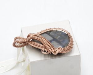 Pendentif en améthrine enveloppé de fil de cuivre, collier en cristal d'améthrine naturel, pendentif en pierre précieuse fait main, bijoux taille unique - Product Image 4