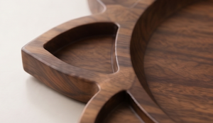 Plateau de service unique en bois en forme de lotus, en bois de manguier foncé, avec contour en rayures solaires et bord segmenté - Product Image 2