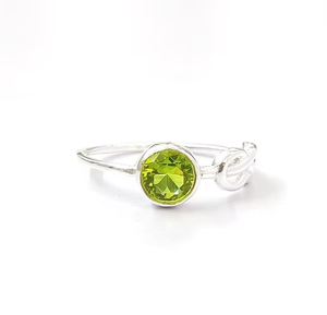 Elegant 1.6 Grams Oval Cut <b>Peridot</b> Gemstone Designer Band <b>Ring</b> Crafted Sterling Silver Everyday Wear Jewelry Accessory - Product Image 3