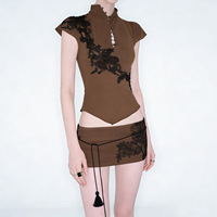 Prix d'usine Nouveau style chinois Ensemble femme avec applique en dentelle, col montant, t-shirt ajouré et mini-jupe, ensemble deux pièces rétro