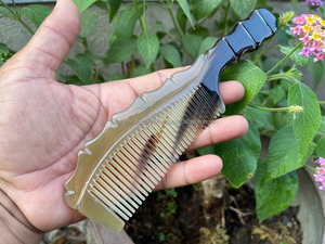 Peigne à cheveux en corne de boeuf naturelle de qualité supérieure 100% fait à la main à dents fines et larges Massage antistatique du cuir chevelu pour un usage quotidien par FWE - Product Image 4