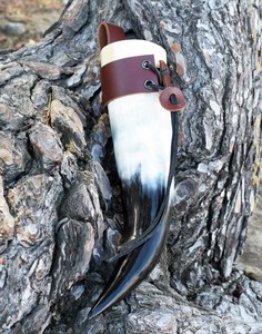 Cuerno Vikingo Medieval Tallado a Mano de Cuerno de Buey/Búfalo con Diseño de Amor y Soporte de Cuero Gratis para Amantes de la Cerveza/Miel - Product Image 3