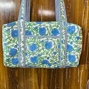 Sac de voyage matelassé de luxe artisanal, écologique, à imprimé floral bleu, grande capacité, style décontracté, en textile - Product Image 5