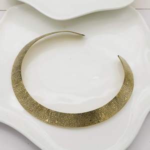 Collier ras du cou vintage plaqué or gravé, bijoux unisexes pour tous les jours - Product Image 1
