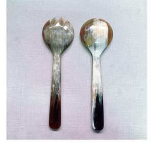 Cuillère en corne brillante faite à la main, outil de service durable pour salades, compatible lave-vaisselle pour cuisines traditionnelles AL MALIK CRAFT - Product Image 1