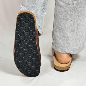 Sandalias Hechas a Mano de Cuero Genuino con Hebilla de Cierre con Grabado Floral, Estilo Vintage, Unisex, Color Marrón - Product Image 4