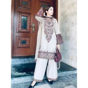 Tenue de soirée taille XL avec broderie de paillettes pour un look élégant - Product Image 3