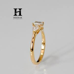 Anillo de Diamante con Corte Princesa Cultivado en Laboratorio, Certificado por IGI, Oro Amarillo de 14K, Anillo de Compromiso de Tres Piedras, Piedras Laterales en Forma de Pera, Diamante de Laboratorio - Product Image 4