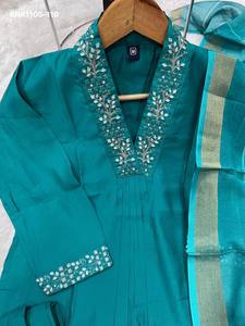 Ensemble Kurti-Pant et Dupatta en Soie Romaine de Qualité Supérieure, Tendance, avec Broderies, Paillettes et Travaux Manuels – Fabricant de Mode Féminine - Product Image 3