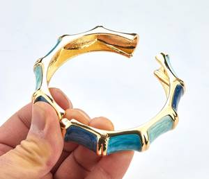 Ensemble de bracelets élégants pour femmes – Bracelets empilables en résine imprimée et métal doré, fournisseur de bijoux de mode, bracelets faits main de qualité supérieure - Product Image 3