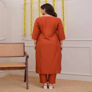 Conjunto de Kurta Naranja Elegante VASTRA COTTAGE con Top Bordado, Pantalón, Dupatta de Encaje Chanderi, Ropa Tradicional Étnica - Product Image 5