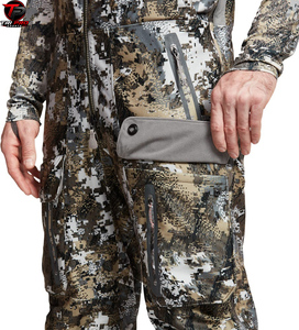 Overol de Caza para Hombre, Color Gris, Camuflaje Digital, con Cierre Frontal Completo, Bolsillos Cargo con Doble Solapa y Cierre Vertical - Product Image 4