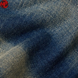 Jean en denim skinny délavé clair pour homme, coupe slim, taille mi-haute, avec jambes articulées 3D et multiples poches, style workwear - Product Image 4