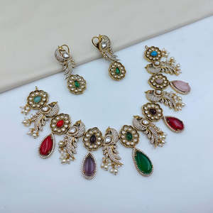 Ensemble collier et boucles d'oreilles en or plaqué or de qualité supérieure avec perles et pierres géométriques - Product Image 1