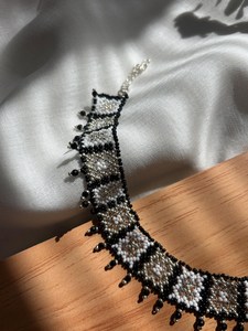 Collar geométrico de arte moderno con cuentas, perlas de imitación e incrustaciones de diamantes de imitación para joyería étnica de moda femenina de UO INDIA - Product Image 3