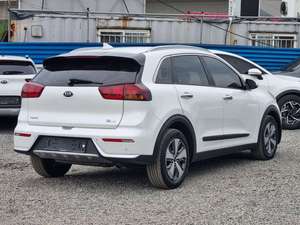 SUV compact hybride d'occasion blanc 2017 Niro pour les trajets urbains, véhicule utilitaire sport d'occasion coréen avec sièges chauffants - Product Image 2